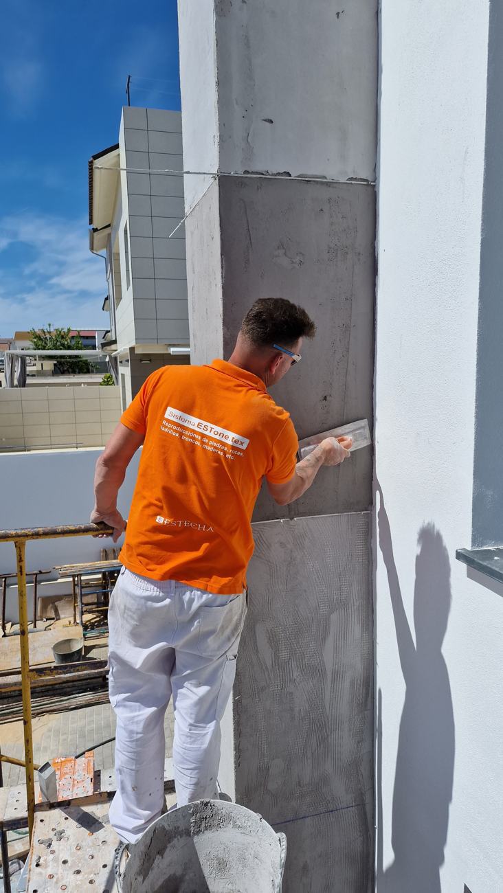Aplicación del acabado en una columna exterior