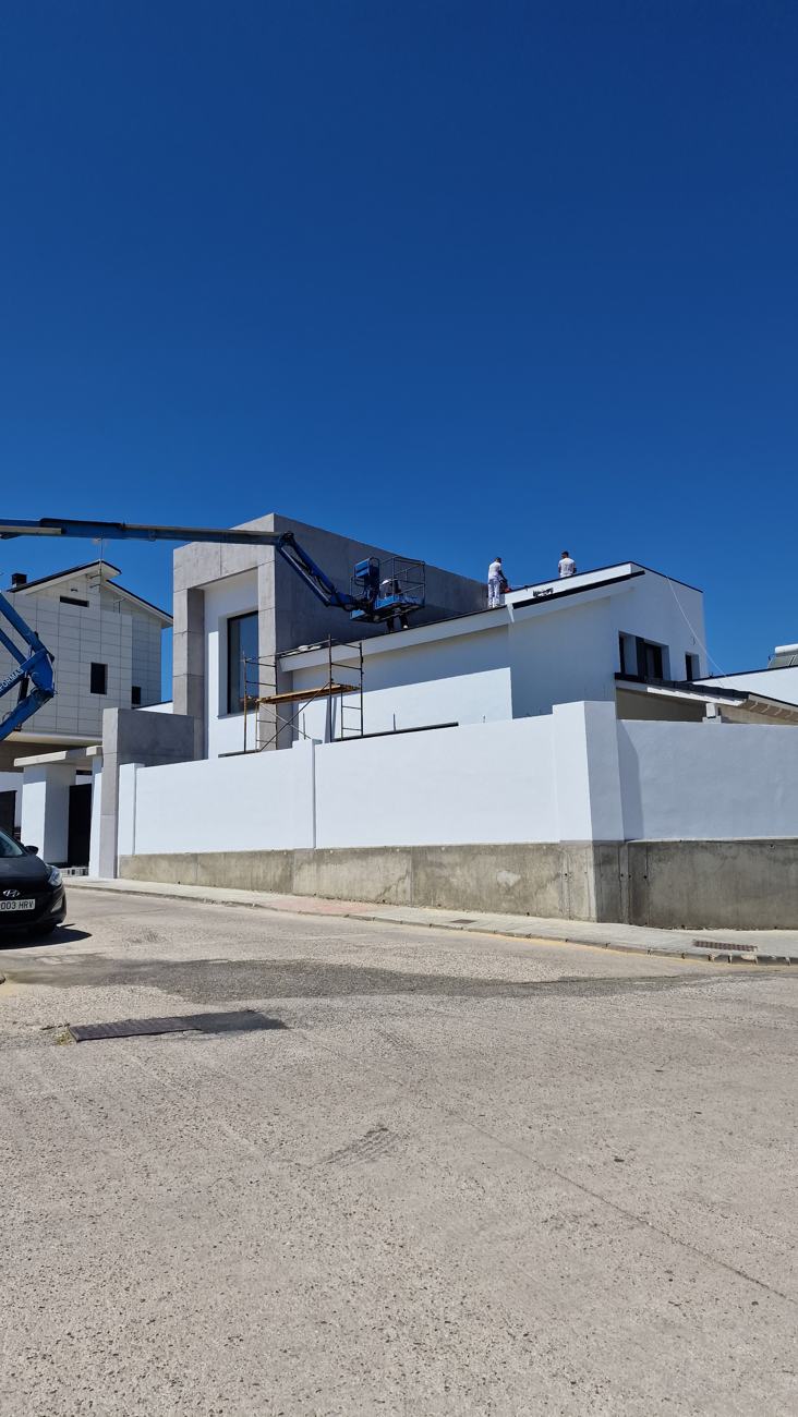 Villas de obra nueva pintadas en blanco