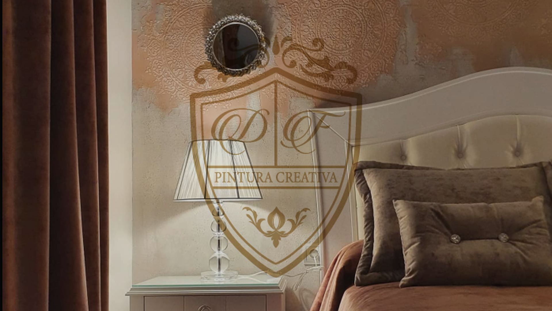 Dormitorio con pared de acabado decorativo