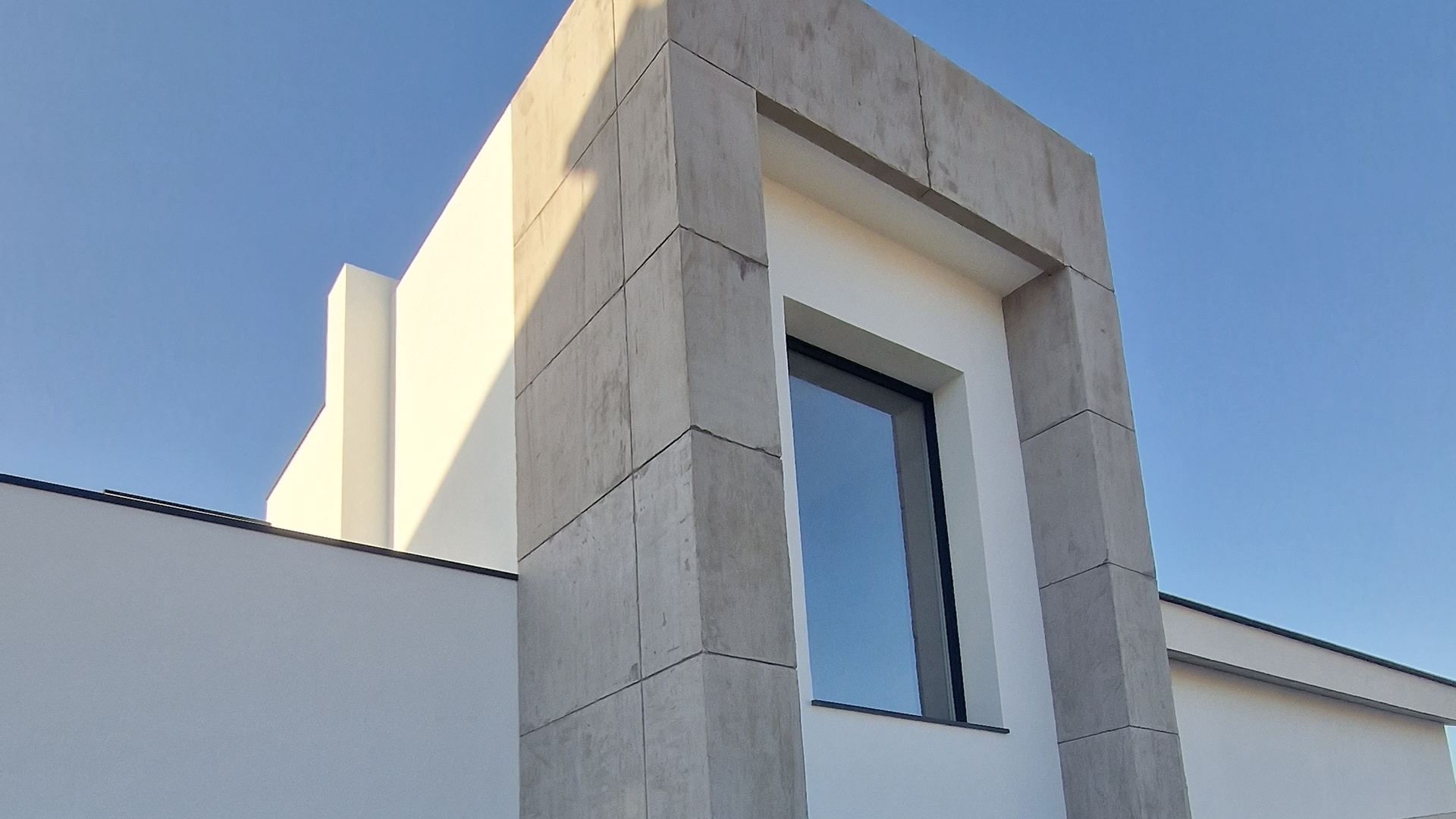 Pórtico de villa con acabado efecto hormigón