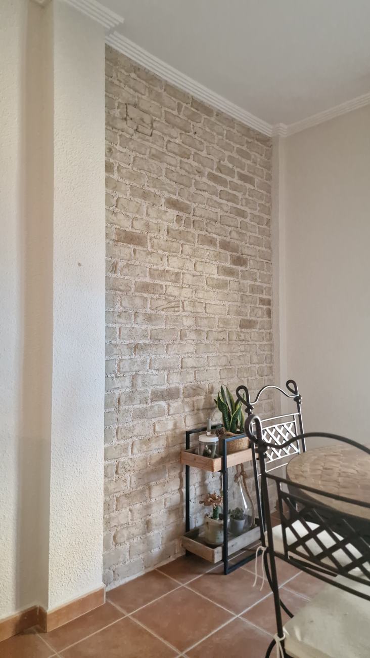 Pared de ladrillo decorativo claro en un comedor