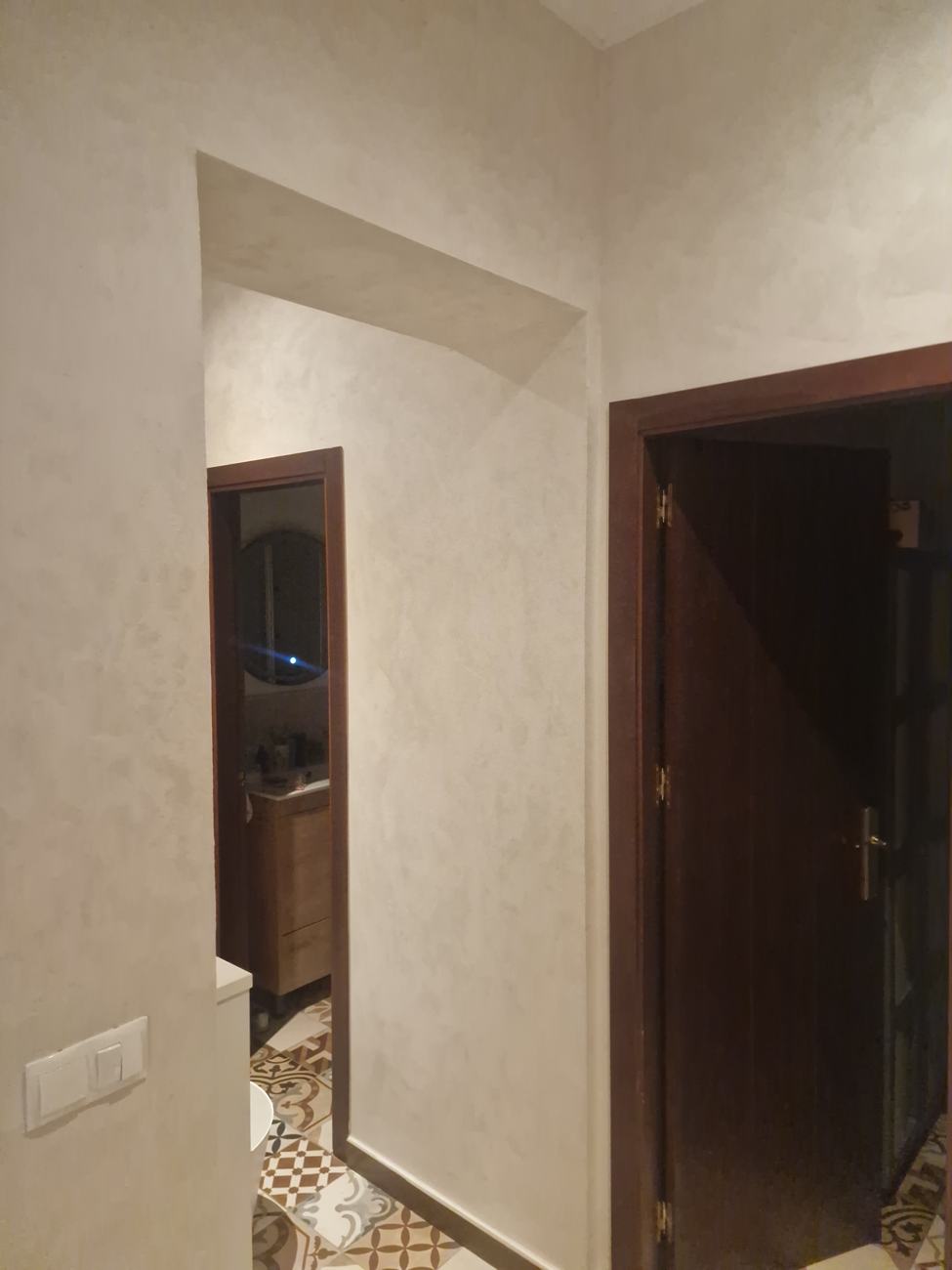 Pasillo con acabado decorativo en paredes