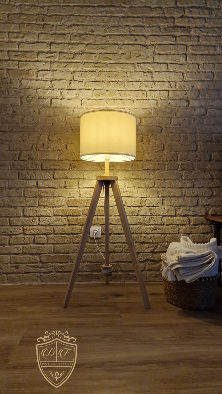 Ladrillo decorativo terminado con suelo de madera